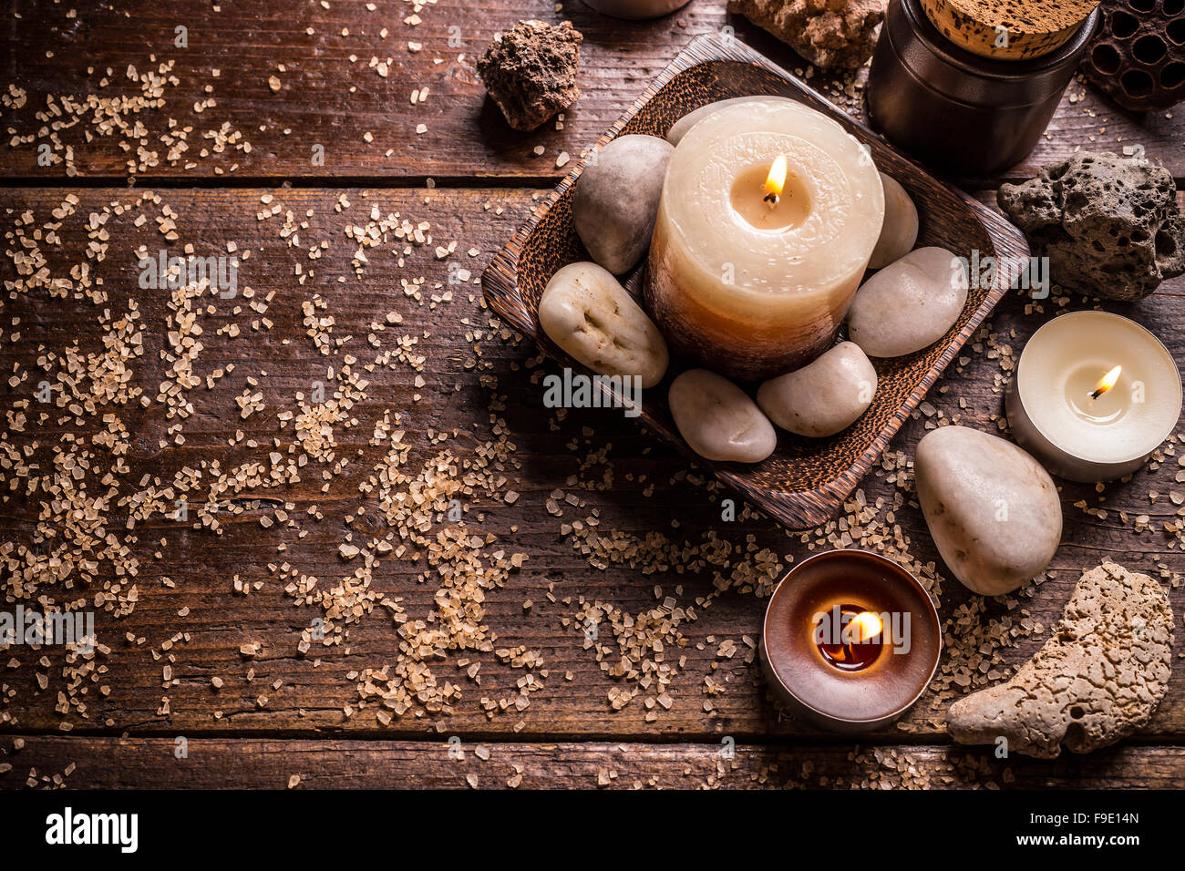 Brennende Kerzen für Aromatherapie, Ansicht von oben Stockfoto