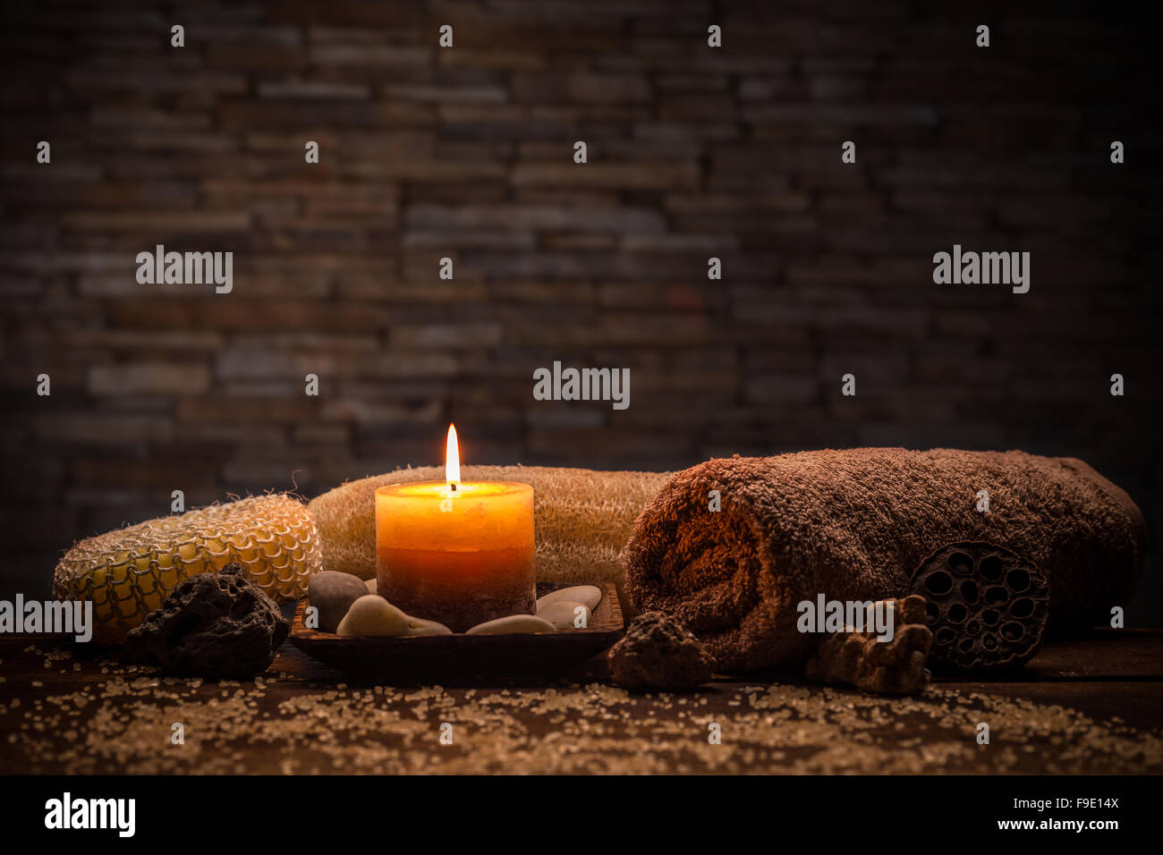 Aromatherapie Kerzen mit Handtuch auf dunklem Hintergrund Stockfoto