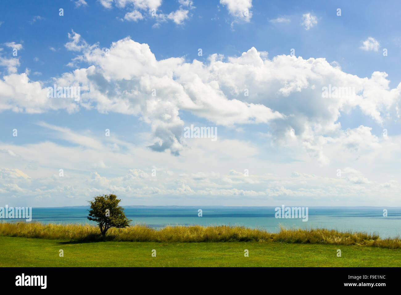 Frankreich über den Ärmelkanal betrachtet von der Luftschlacht um England-Gedenkstätte in Kent UK. Den Himmel, wo die Luftschlacht gekämpft Stockfoto