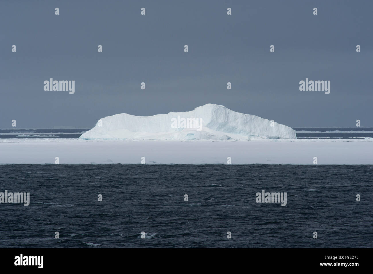 Ein riesiger Eisberg beleuchtet von der Sonne im Nordatlantik grenzt an den arktischen Ozean und Grönlandsee Stockfoto