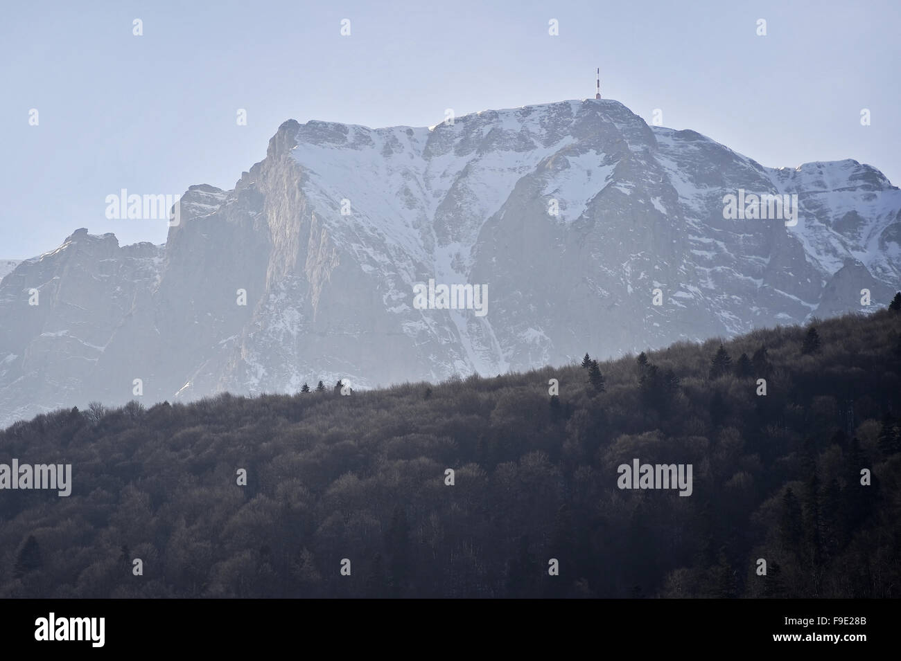Bucegi Gebirge, Teil der Gebirgskette der Karpaten, in der Winterzeit Stockfoto