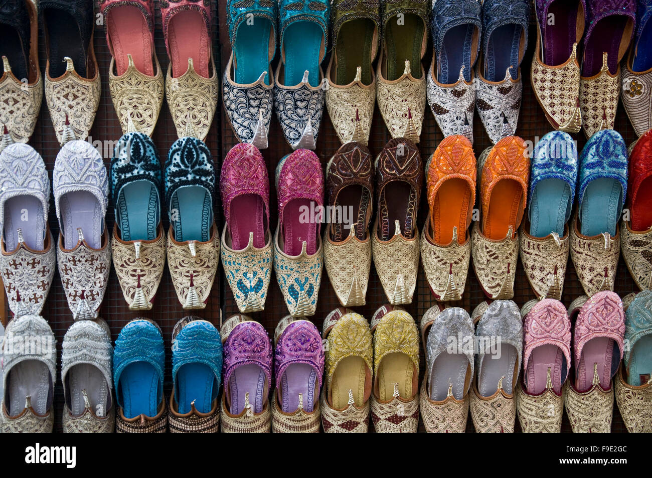Traditionelle indische Schuhe auf dem Straßenbasar erhältlich. Handgefertigte indische Schuhe werden auf dem Flohmarkt ausgestellt. Stockfoto