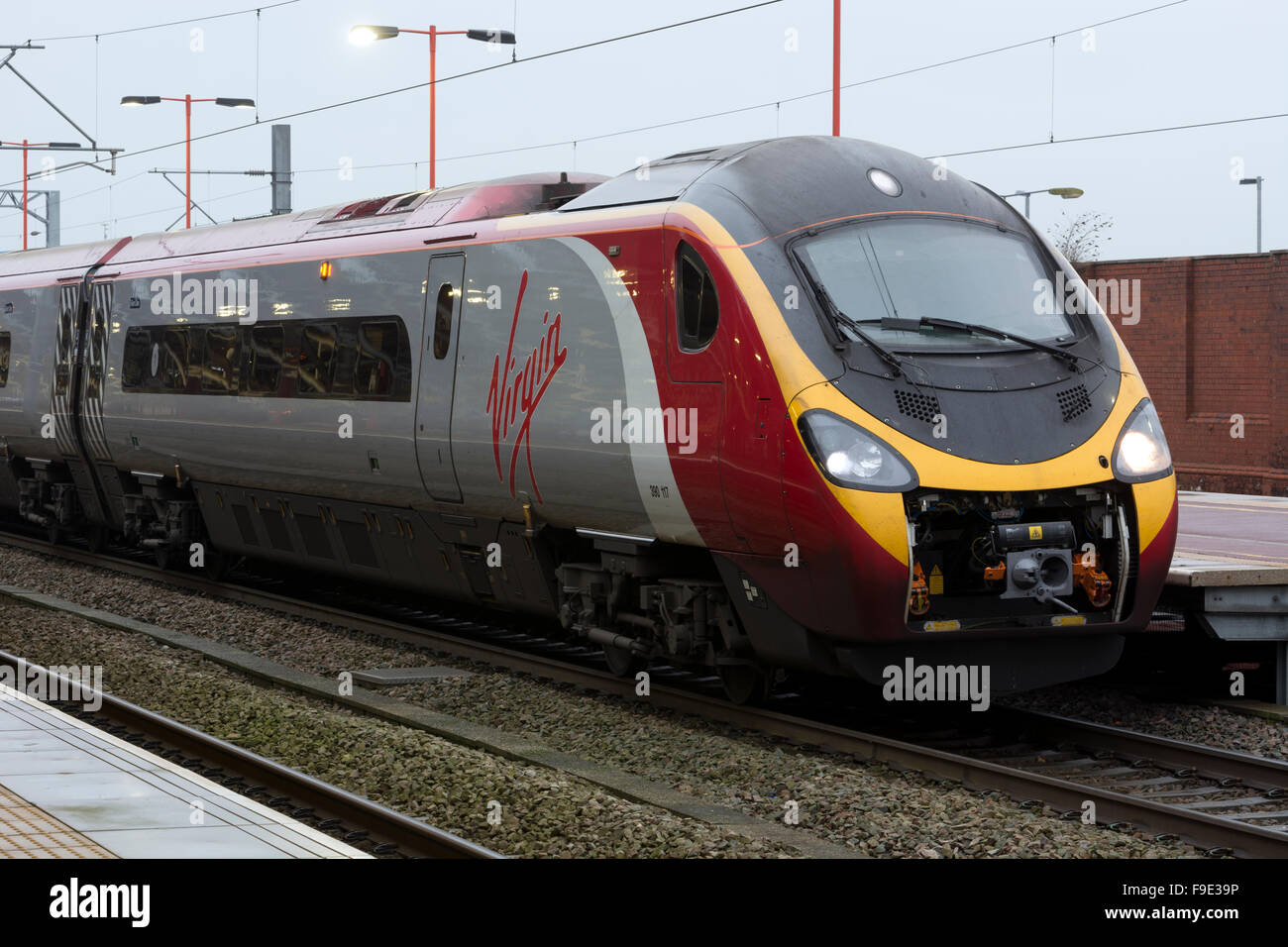 Jungfrau Pendolino-Zug im Bahnhof Rugby, Warwickshire, UK Stockfoto