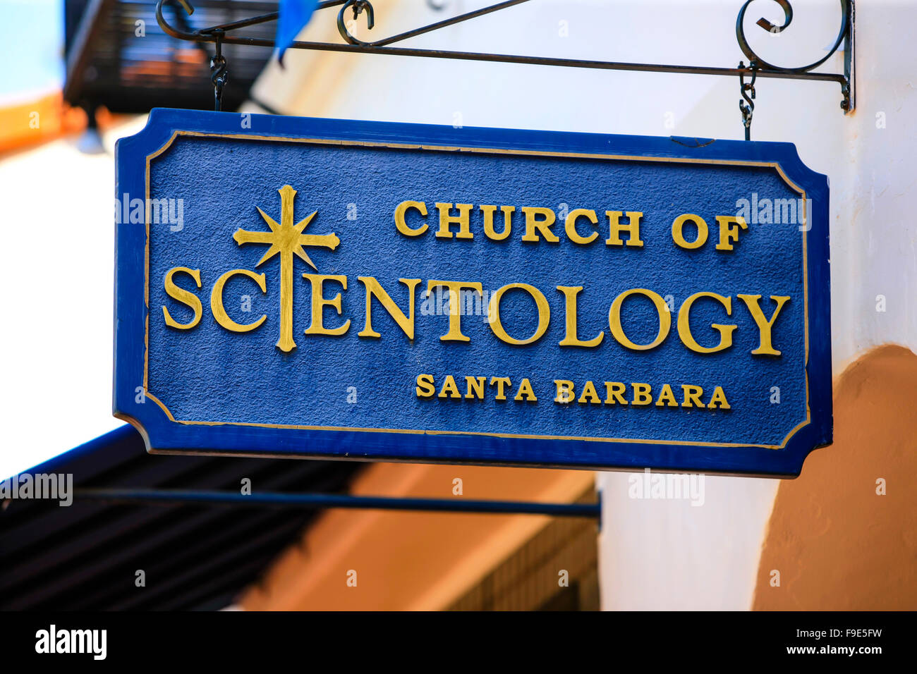 Obenliegende Zeichen für die Scientology-Kirche in Santa Barbara, Kalifornien Stockfoto