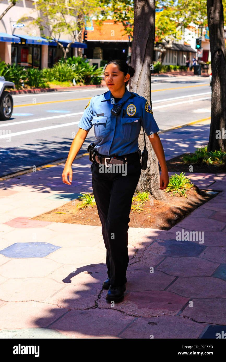 Unbewaffnete Polizistin geht die Straßen der Innenstadt von Santa Barbara, Kalifornien Stockfoto