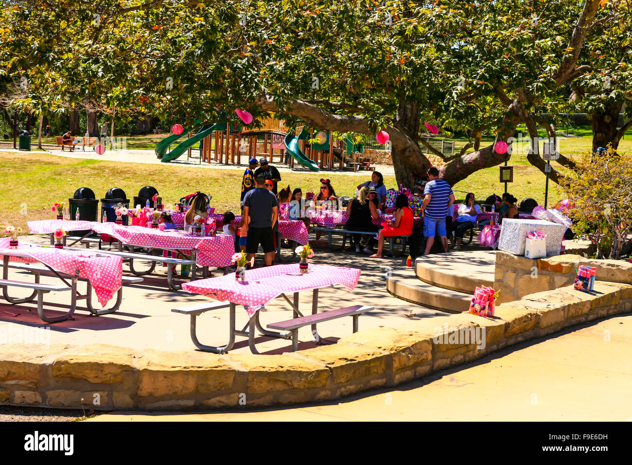 Rosa Geburtstags-Party im Park für ein kleines Mädchen in Santa Barbara, Kalifornien Stockfoto