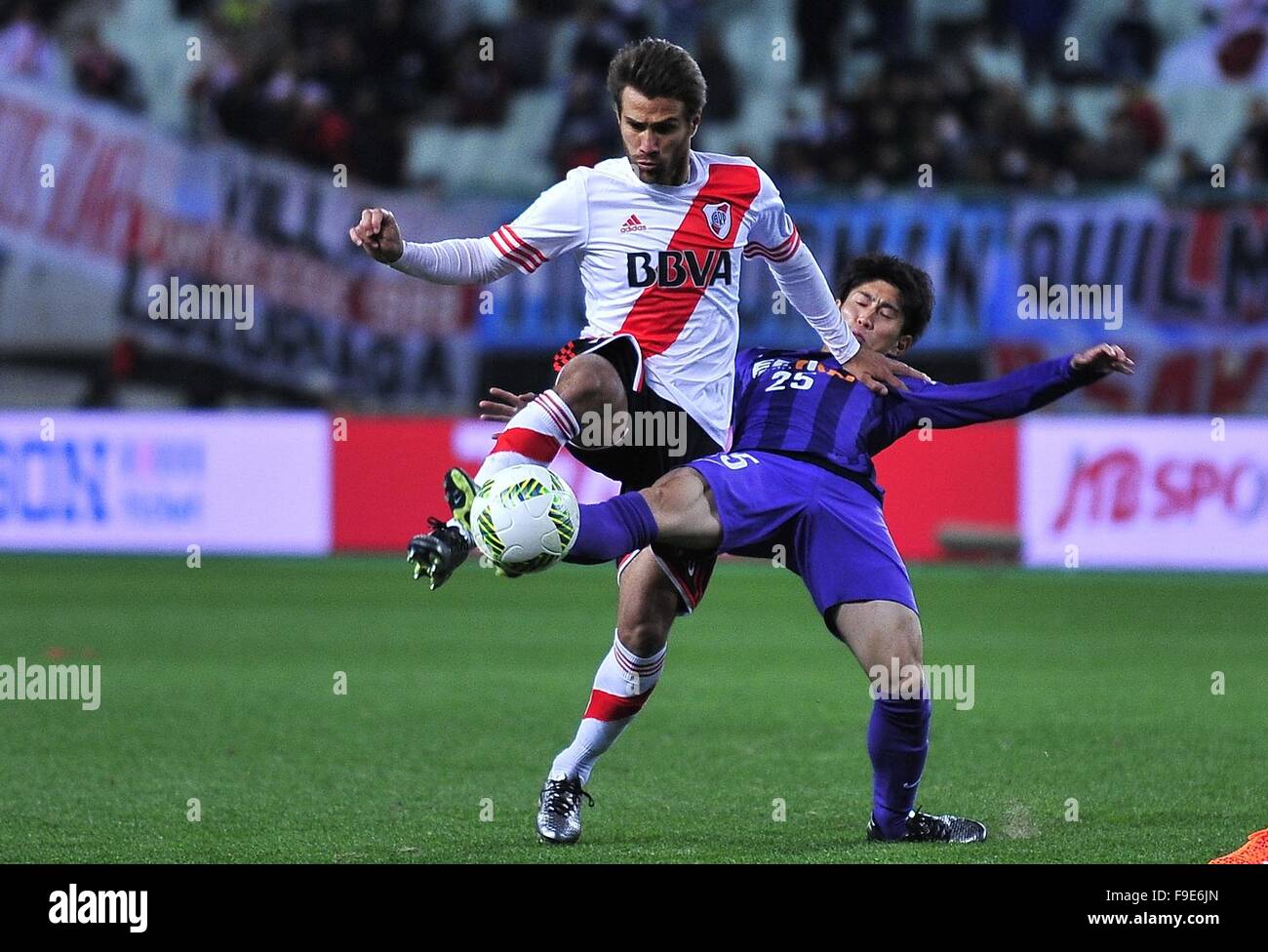 Osaka, Kansai, Japan. 16. Dezember 2015. River Plate Mittelfeldspieler LEONARDO PONZIO (L) und Sanfrecce Hiroshima Mittelfeldspieler YUSUKE CHAJIMA (R) wetteifern um die Kugel während ihres Spiels im Nagai-Stadion in Osaka. River Plate gegen Sanfrecce Hiroshima 1:0. Bildnachweis: Marcio Machado/ZUMA Draht/Alamy Live-Nachrichten Stockfoto
