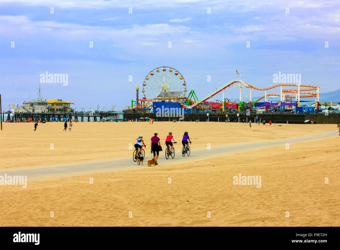 Menschen auf den California Beach mit Santa Monica Pier im Hintergrund Stockfoto