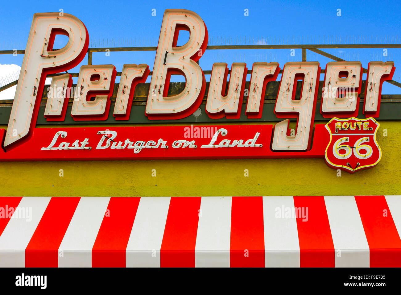 Pier Burger Route 66 Restaurant Overhead unterzeichnen auf dem Santa Monica Pier in Kalifornien Stockfoto