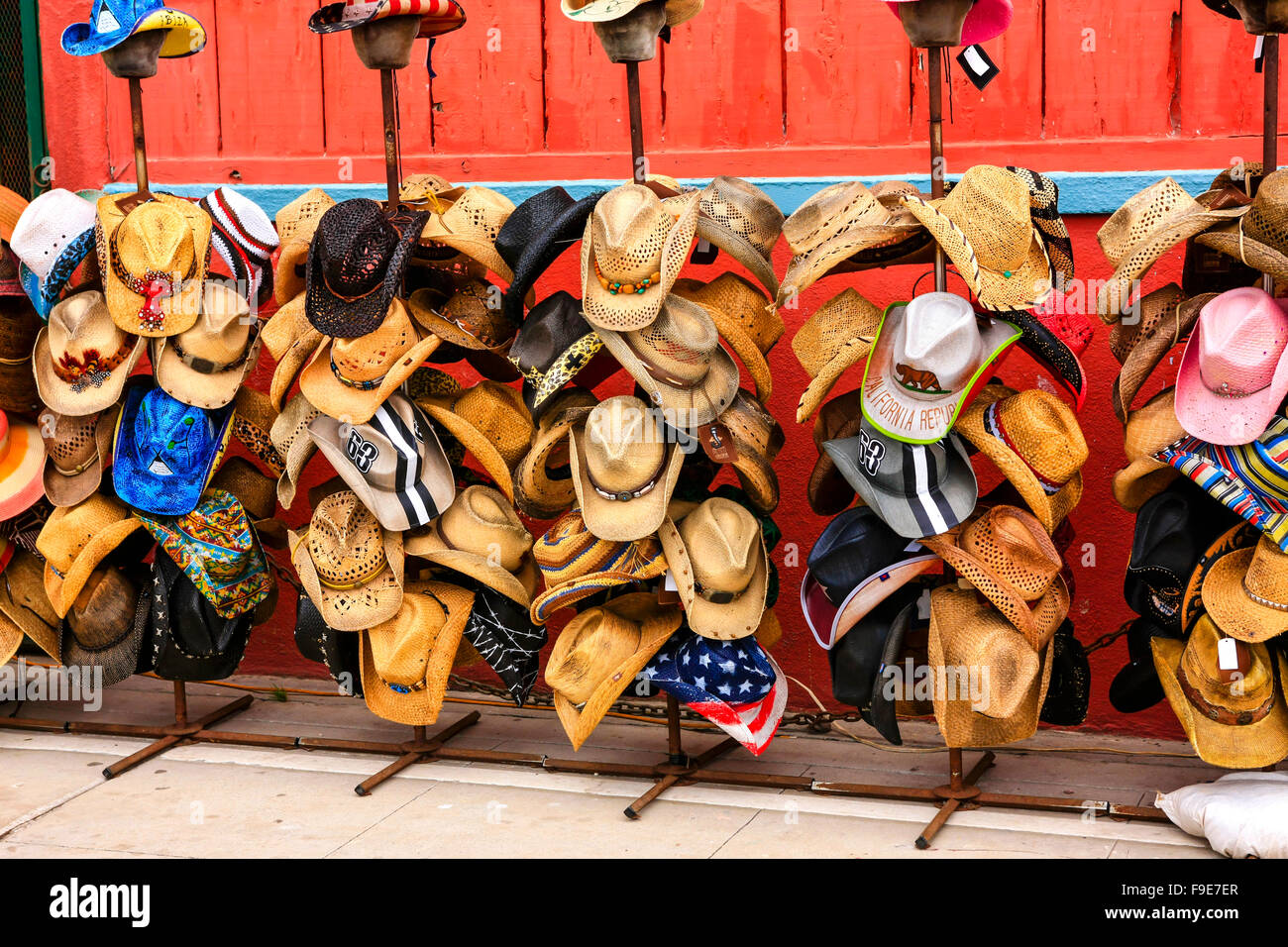 Verschiedene Formen und Stile von Cowboy-Hüte auf den Verkauf in einem Geschäft in Venice, Kalifornien Stockfoto