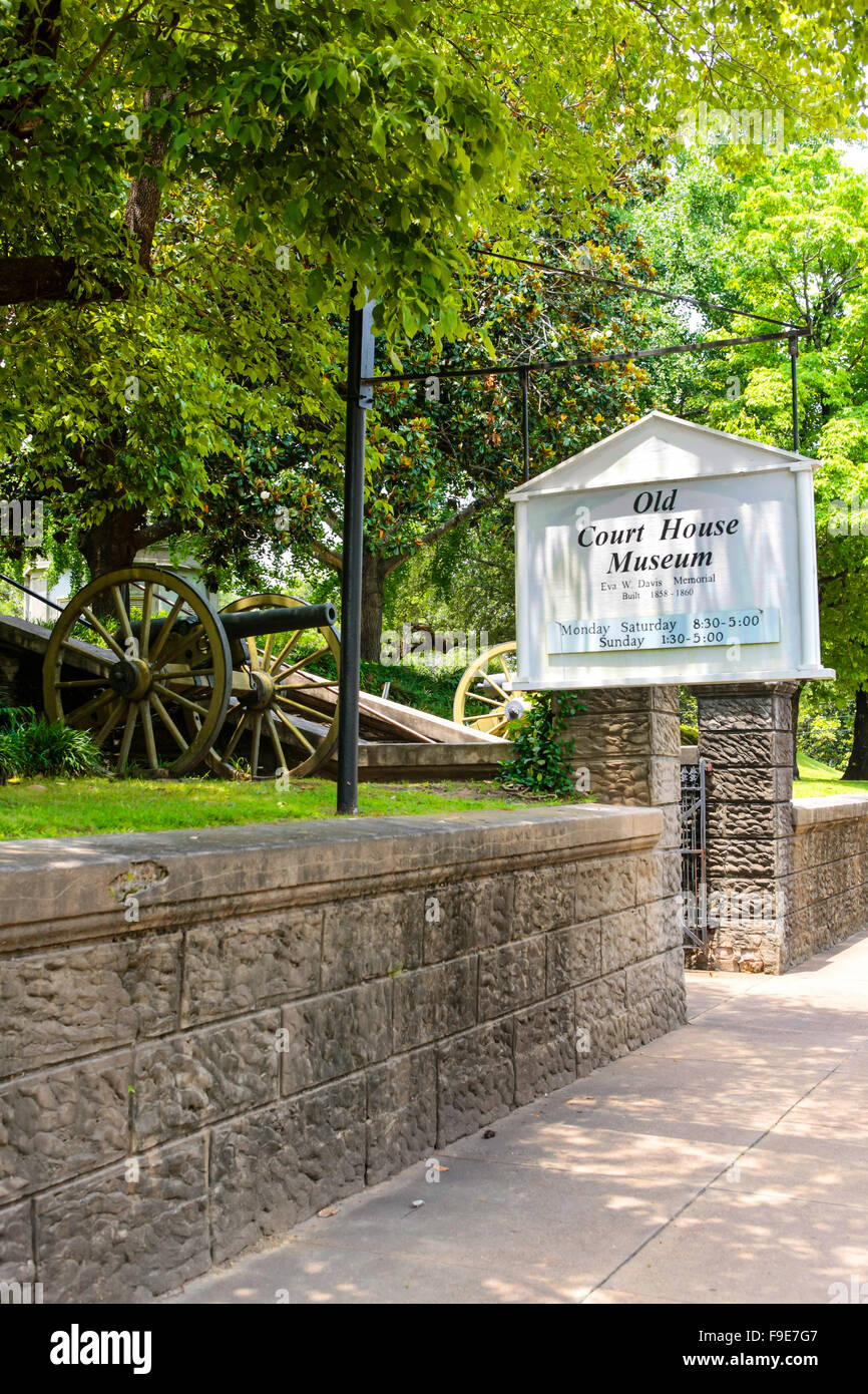 Die Eingangsstufen und Zeichen, um das Old Courthouse Museum in Vicksburg, Mississippi Stockfoto