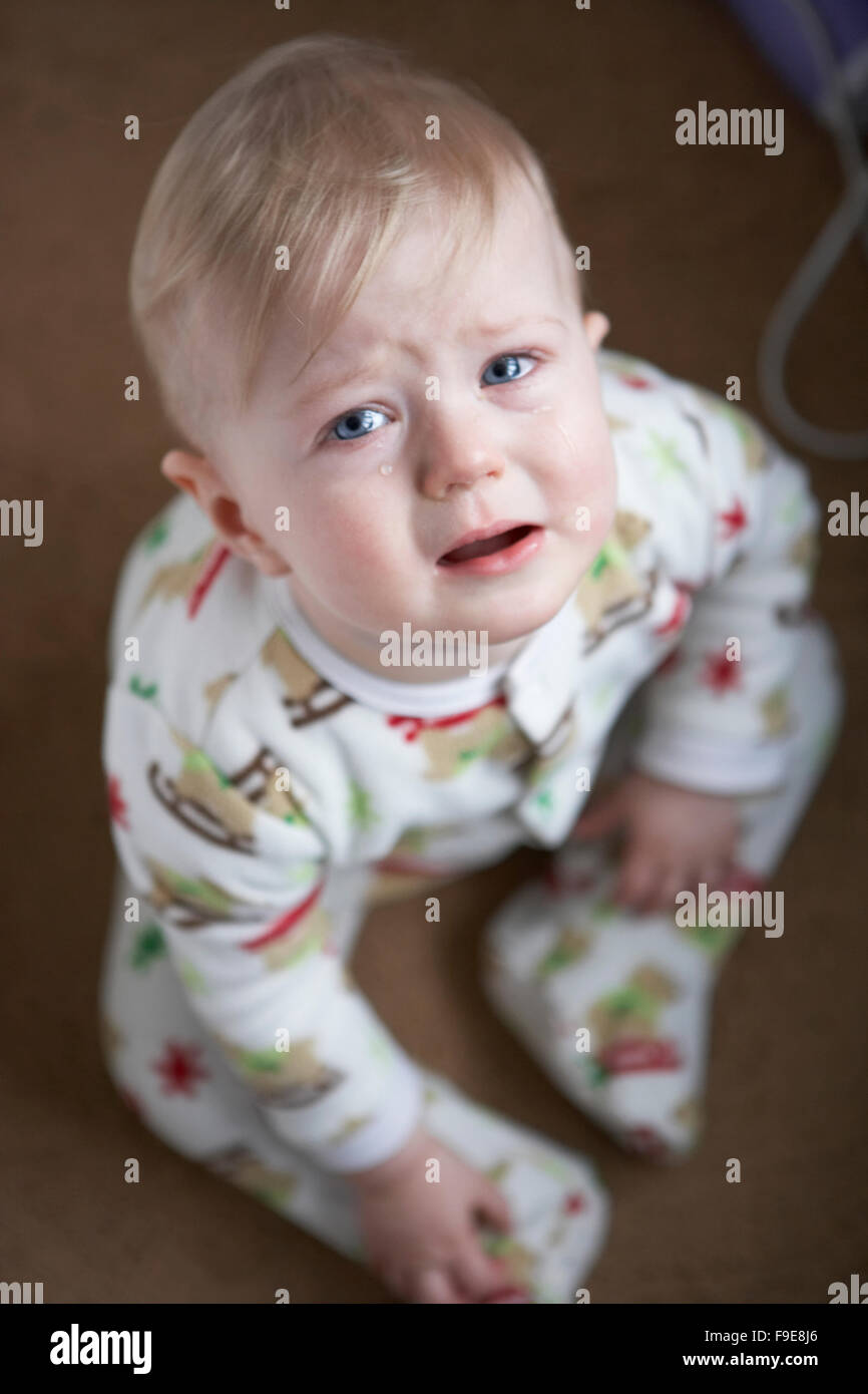 Blonde kurzhaarige traurig Kind weint mit Tränen in seinen blauen Augen Stockfoto