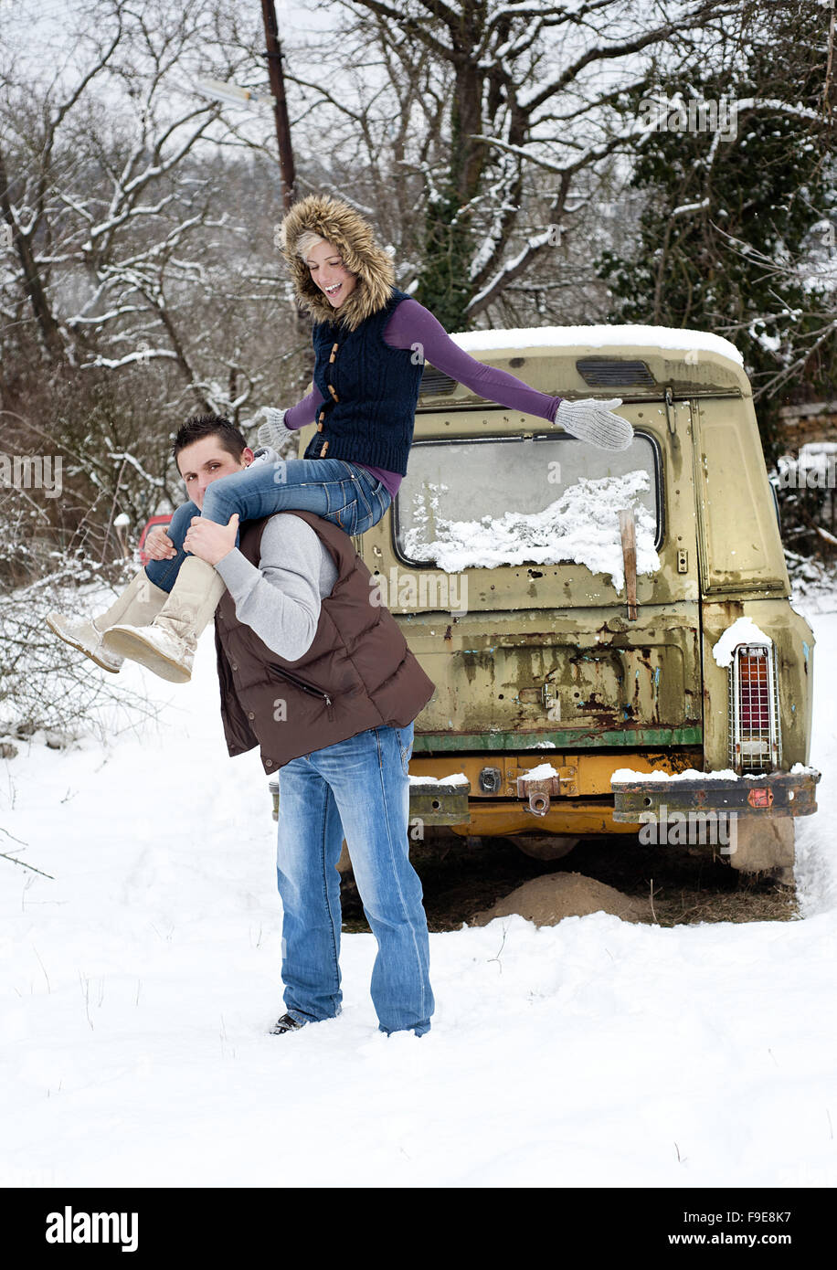 Glückliches Paar ist entspannend in verschneite Landschaft Stockfoto