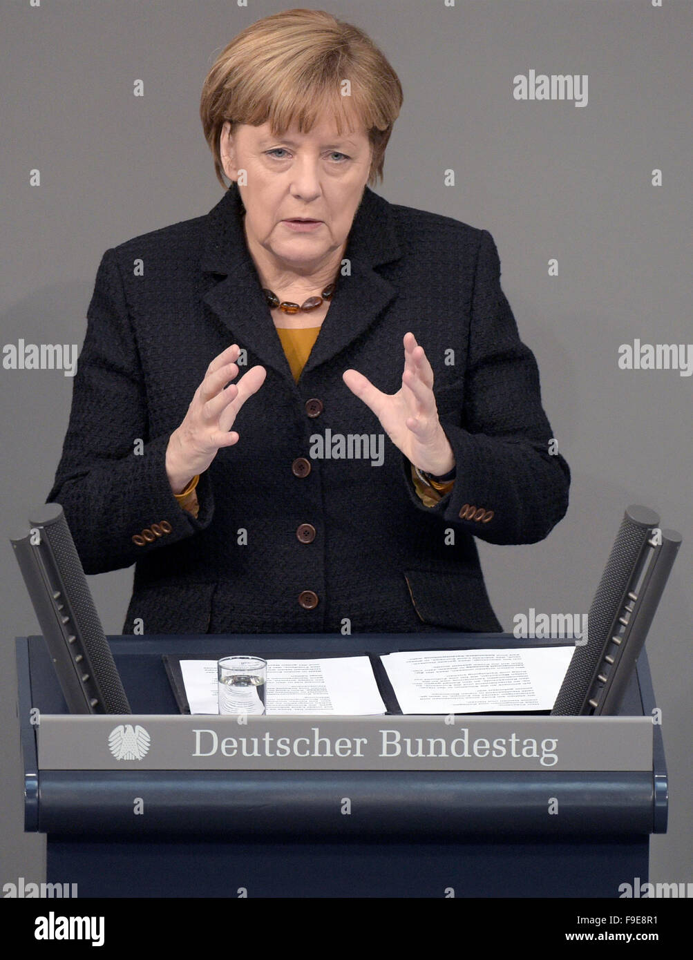 Berlin, Deutschland. 16. Dezember 2015. Deutsche Bundeskanzlerin Angela Merkel (CDU) gibt eine Regierungserklärung auf dem bevorstehenden EU-Gipfel in Brüssel am 17. und 18. Decemeber im Bundestag in Berlin, Deutschland, 16 Decemeber 2015. : Bildnachweis RAINER JENSEN/DP: © Dpa picture-Alliance/Alamy Live News Stockfoto