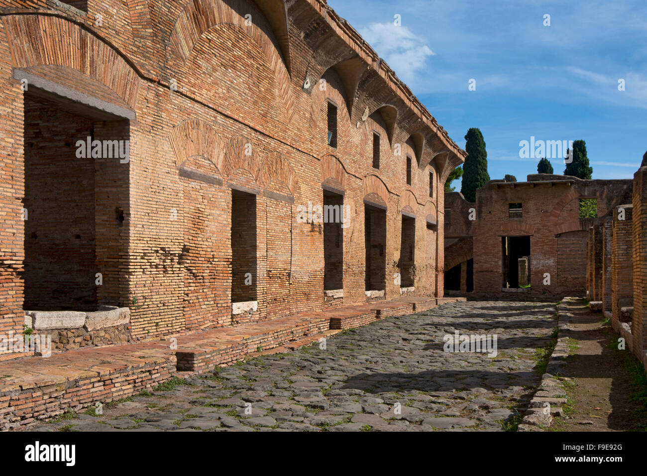 Diana-Haus und Straße in der alten römischen Hafen von Ostia, in der Nähe von Rom, Italien, Europa Stockfoto