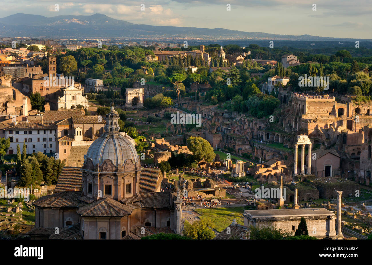 Das Forum Romanum mit der Basilika im Vordergrund und die Berge im Hintergrund, Rom, Italien Stockfoto