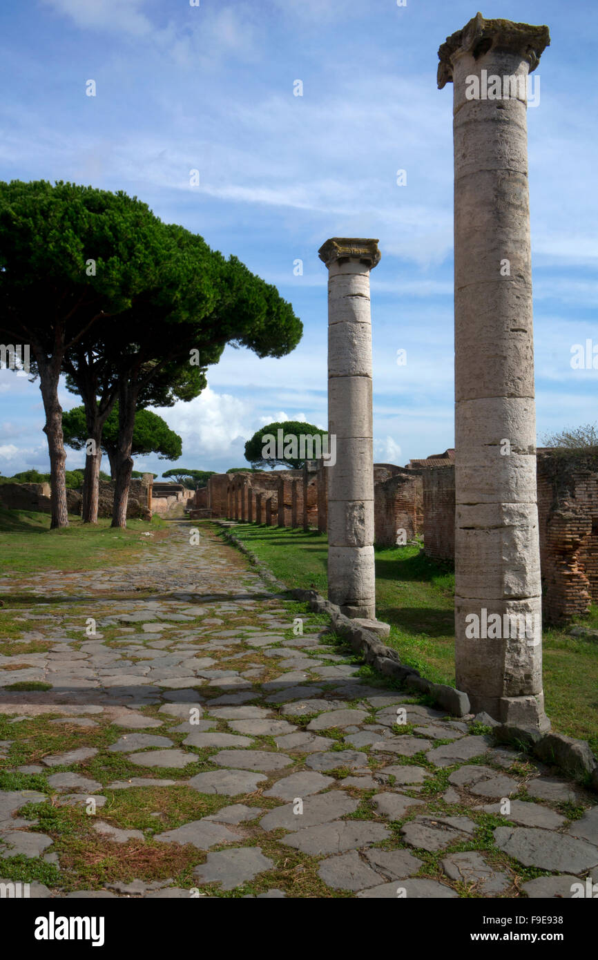 Römerstraße auf dem alten römischen Hafen von Ostia, in der Nähe von Rom, Italien, Europa Stockfoto