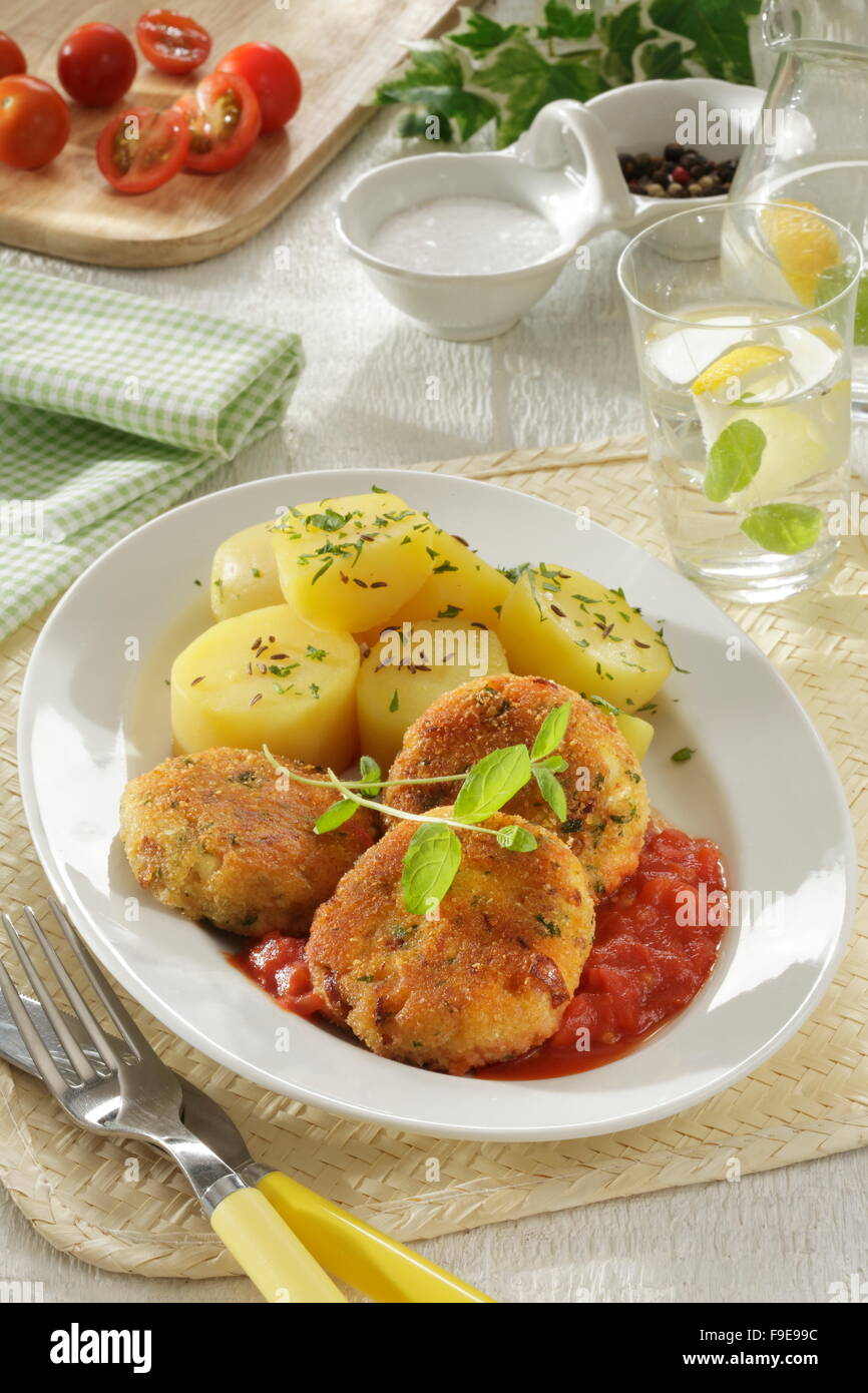 Ei-Burger mit neuen Kartoffeln Stockfotografie - Alamy