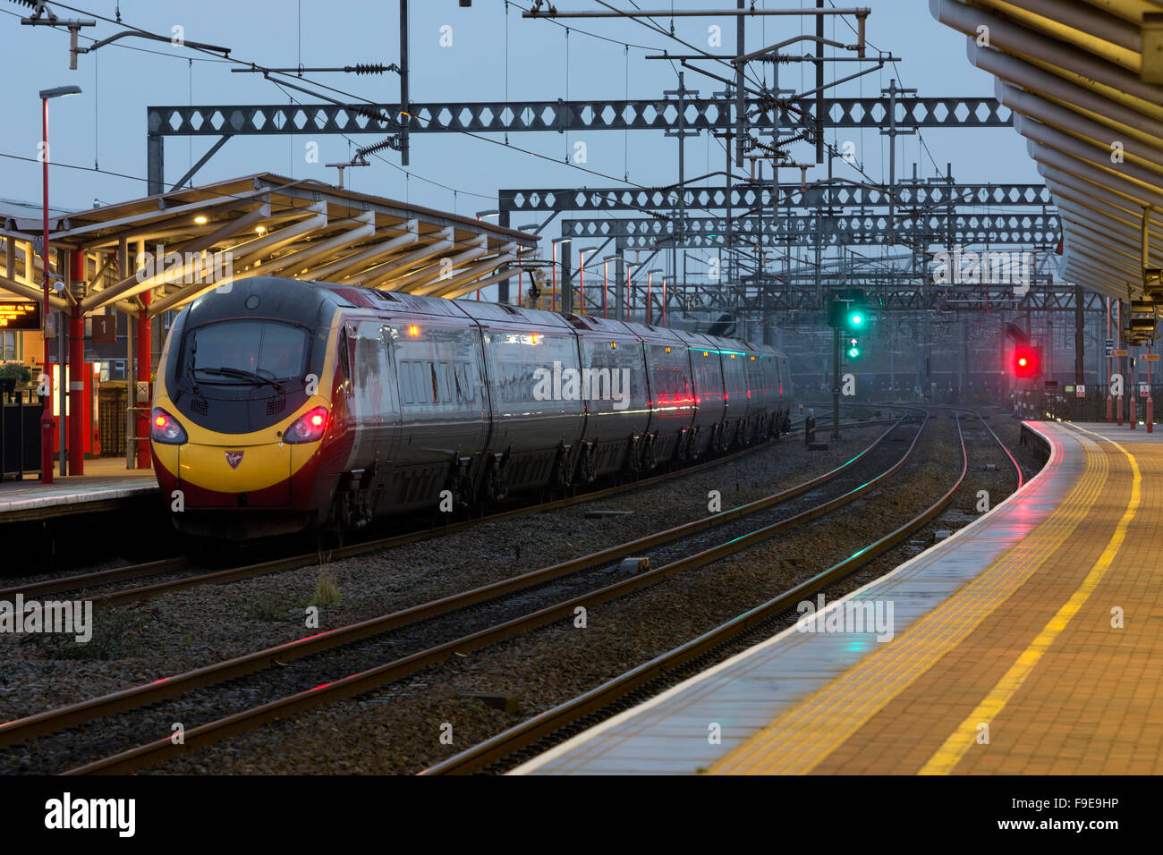 Jungfrau-Züge Pendolino elektrischen Zug am Bahnhof Rugby, Warwickshire, UK Stockfoto