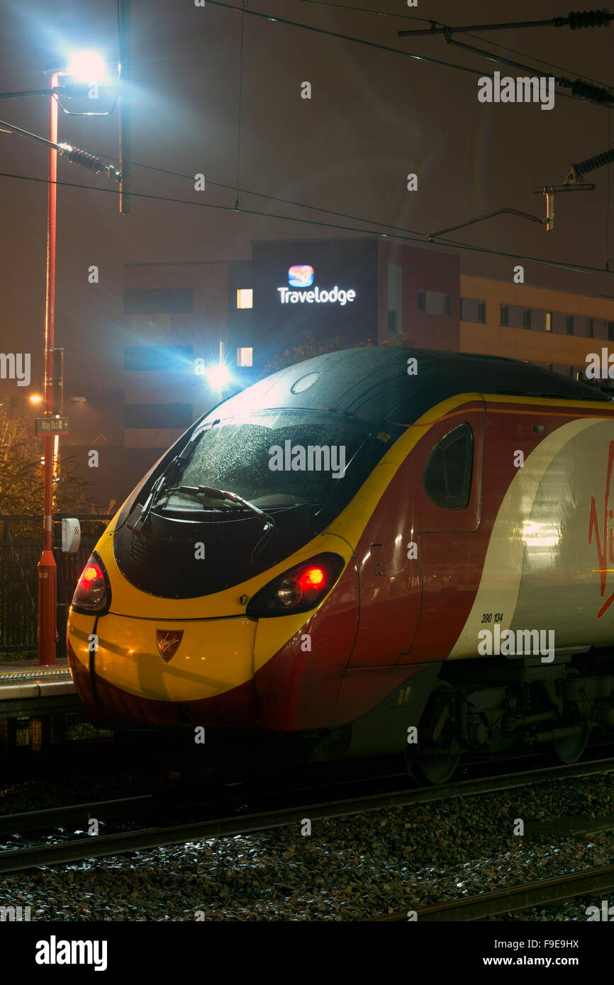 Jungfrau Pendolino-Zug am Bahnhof Rugby in der Nacht, Warwickshire, UK Stockfoto