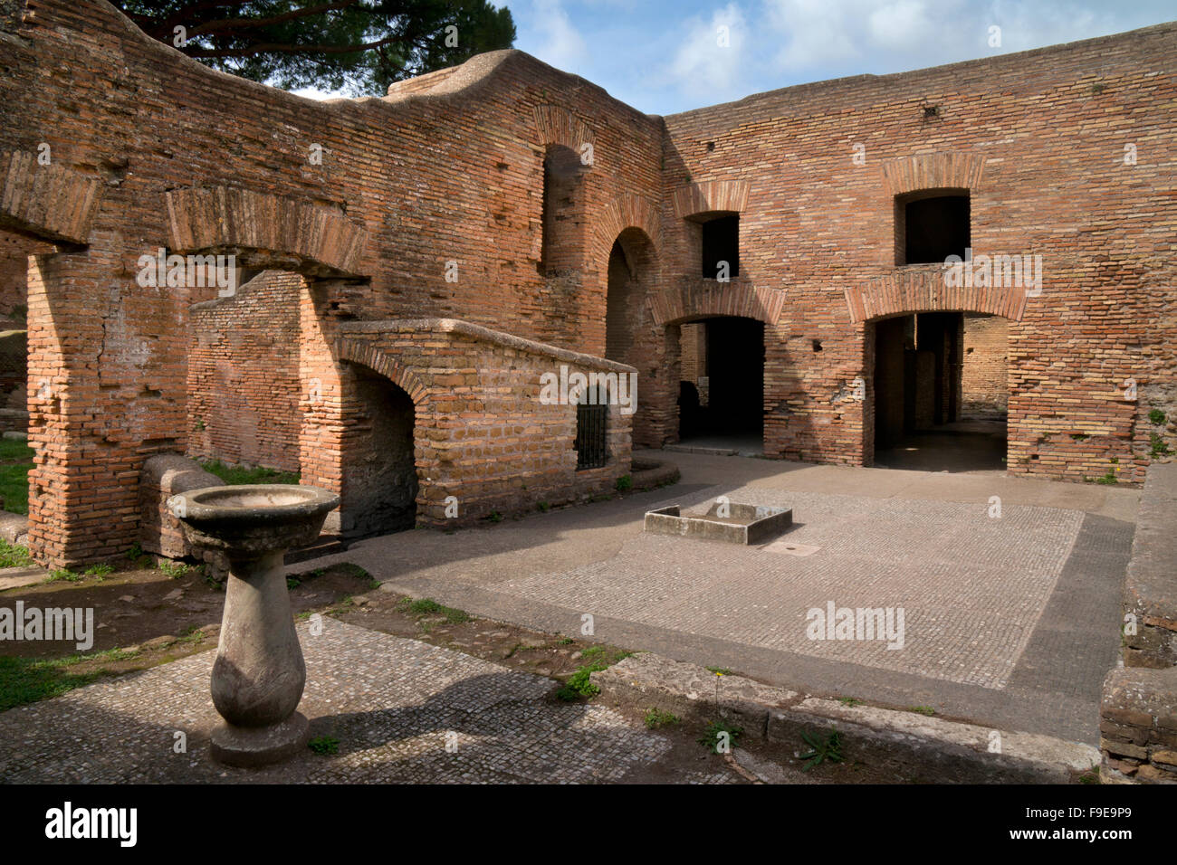 Caseggiato des Hofes Thermopolium Taverne im alten römischen Hafen von Ostia, in der Nähe von Rom, Italien, Europa Stockfoto