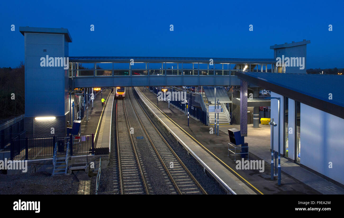 Fußgängerbrücke, Plattform und Station am Bahnhof Oxford Parkway, Oxford, England. Stockfoto