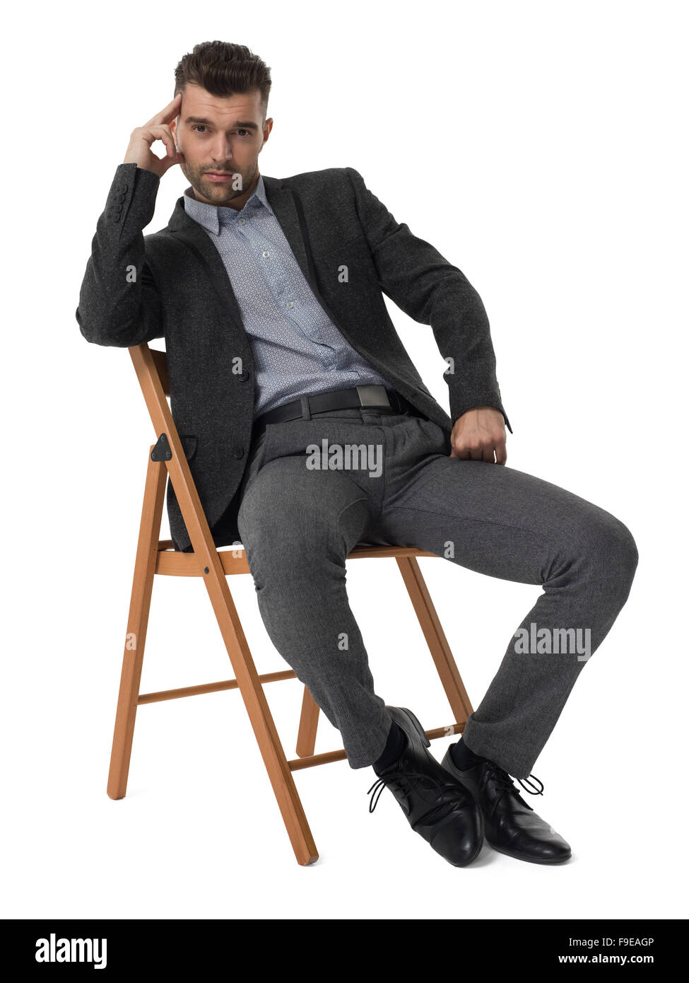 Geschäftsmann, sitzen auf Stuhl und denken Porträt isoliert auf weißem Hintergrund Stockfoto