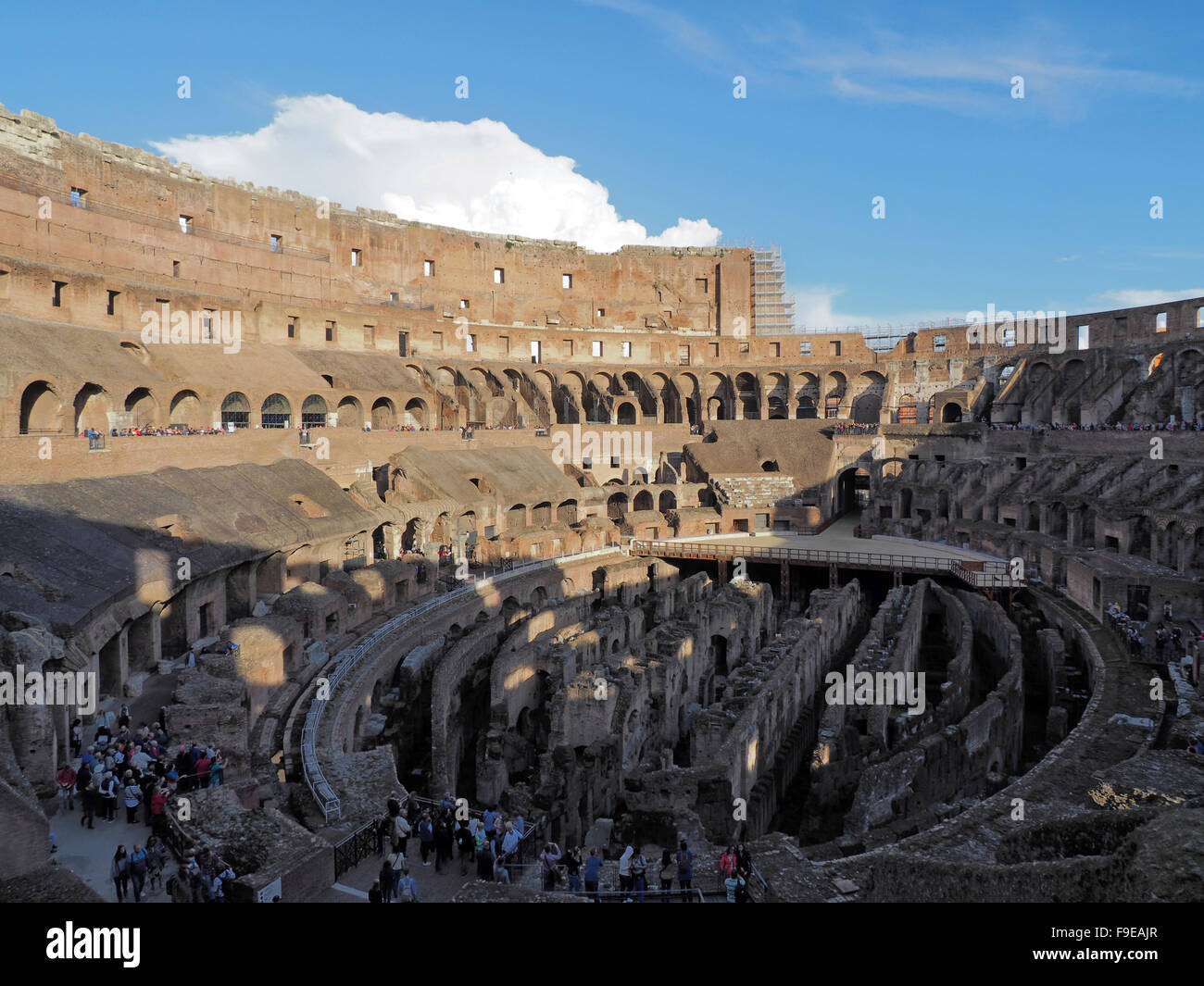 Touristen besuchen das Kolosseum in Rom, Italien Stockfoto