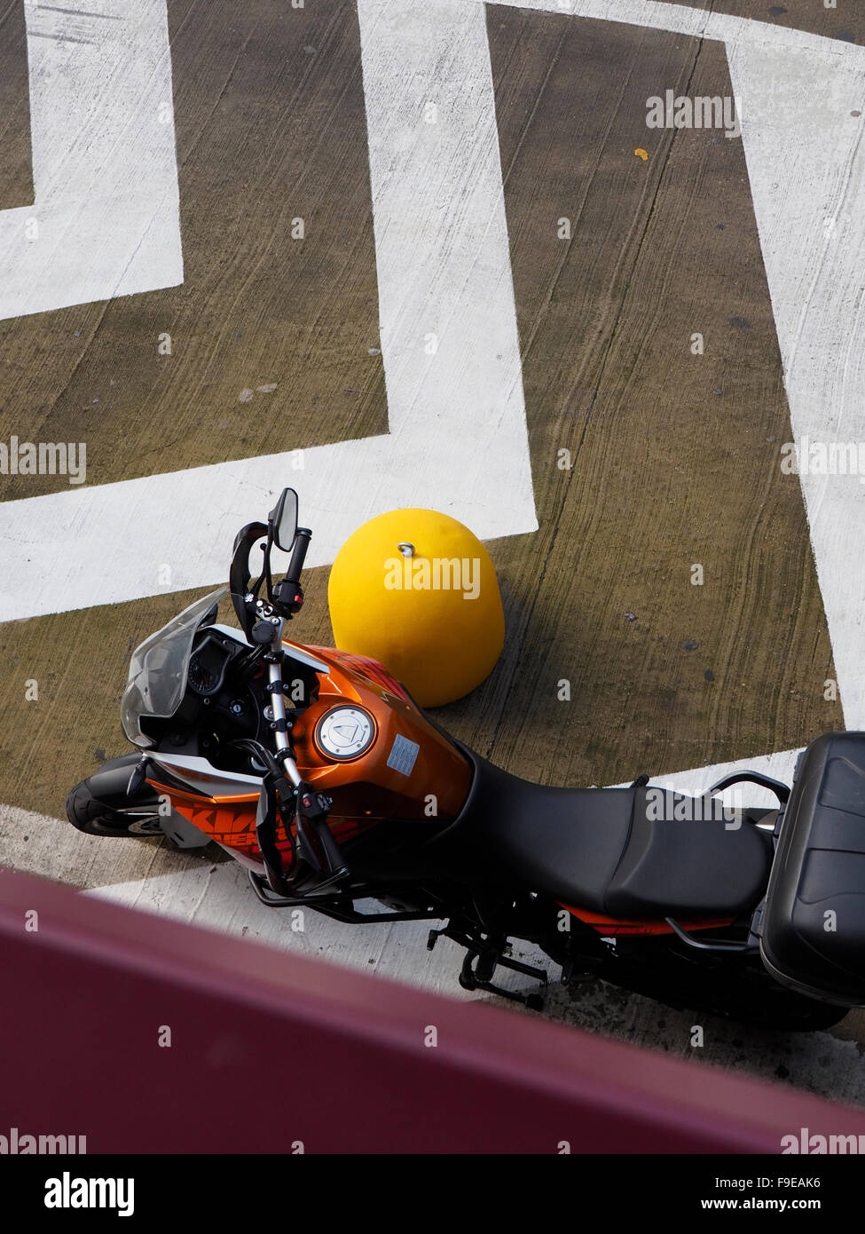 KTM Adventure Tourer geparkt gesehen von oben in Rom EUR, Italien Stockfoto