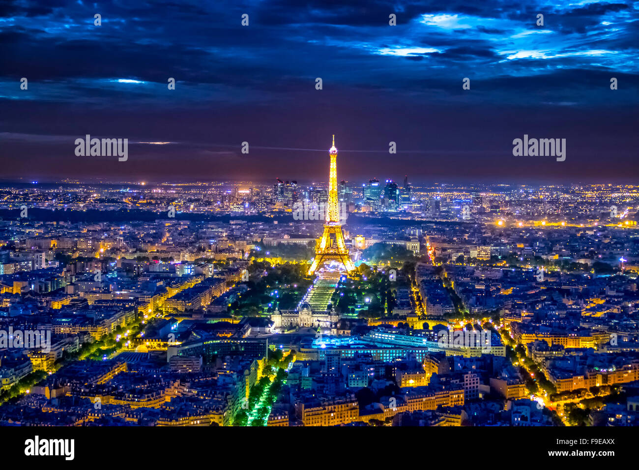 Skyline von Paris mit Eiffelturm in der Nacht. Stockfoto