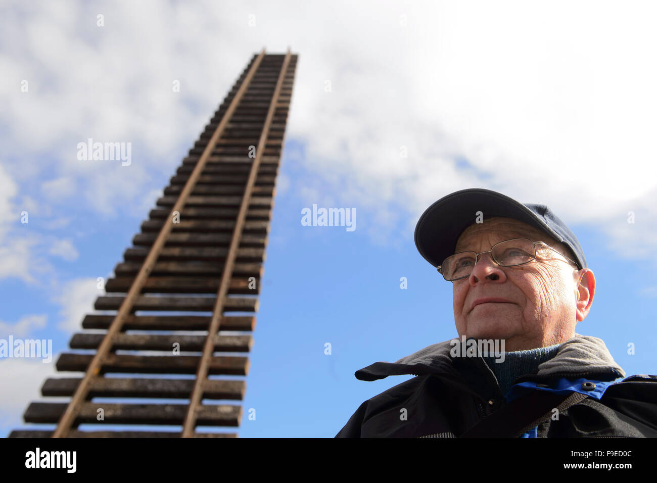 In dieser 3. März 2015 Datei Foto tschechischer Bildhauer steht Ales Vesely vor seiner Skulptur - eine Schiene für den Himmel in Richtung - zur Erinnerung an jüdische Transporte während des zweiten Weltkrieges am Bahnhof Prag-Bubny, Abfahrtsbahnhof der Transporte in die Konzentrationslager. Ales Vesely starb im Alter von 80 Jahren am Montag, 14. Dezember 2015. (Foto/Michal Kamaryt CTK) Stockfoto
