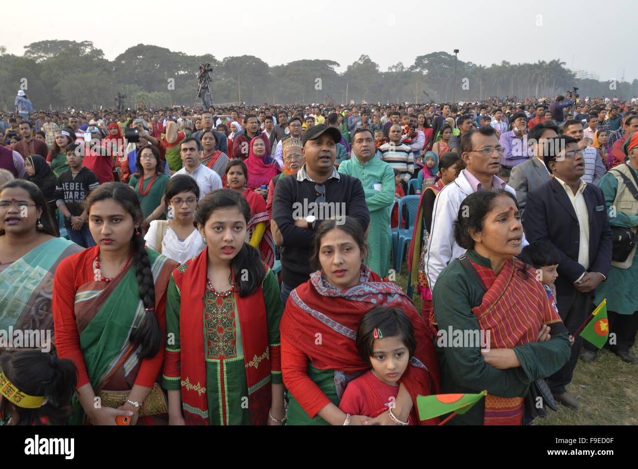 Dhaka, Bangladesch. 16. Dezember 2015. Bangladeshi Leute singen der Nationalhymne am 16:31, genau in dem Moment als die pakistanische Armee an diesem Tag im Jahre 1971 ergab, wie sie bei einer Kundgebung anlässlich des Landes Tag des Sieges am Suhrawardy Udyan in Dhaka am 16. Dezember 2015 sammeln. Bildnachweis: Mamunur Rashid/Alamy Live-Nachrichten Stockfoto