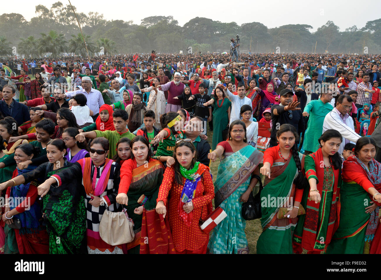 Dhaka, Bangladesch. 16. Dezember 2015. Bangladeshi Leute nehmen Eid zu einer besseren Bangladesch während einer Kundgebung anlässlich des Landes Tag des Sieges am Suhrawardy Udyan in Dhaka am 16. Dezember 2015 Credit: Mamunur Rashid/Alamy Live News Stockfoto