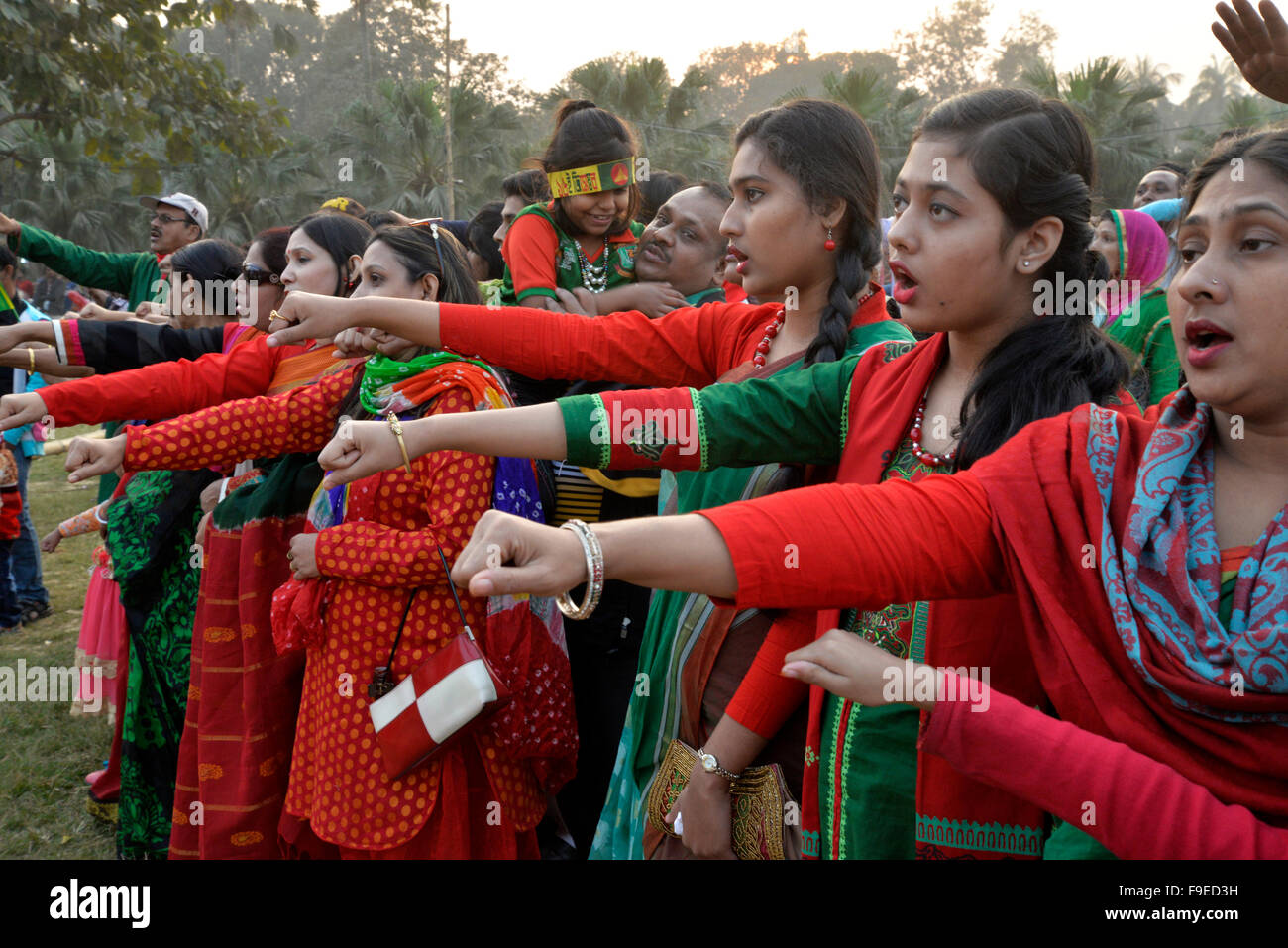 Dhaka, Bangladesch. 16. Dezember 2015. Bangladeshi Leute nehmen Eid zu einer besseren Bangladesch während einer Kundgebung anlässlich des Landes Tag des Sieges am Suhrawardy Udyan in Dhaka am 16. Dezember 2015 Credit: Mamunur Rashid/Alamy Live News Stockfoto