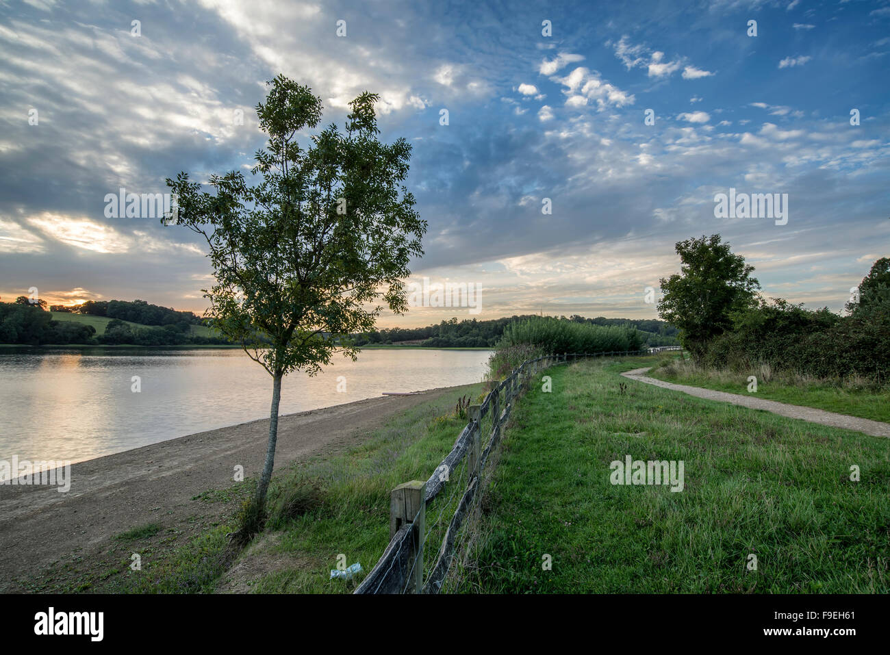 Dramatischen Sonnenuntergang über ruhige See im Sommer im englischen Landhausstil Stockfoto