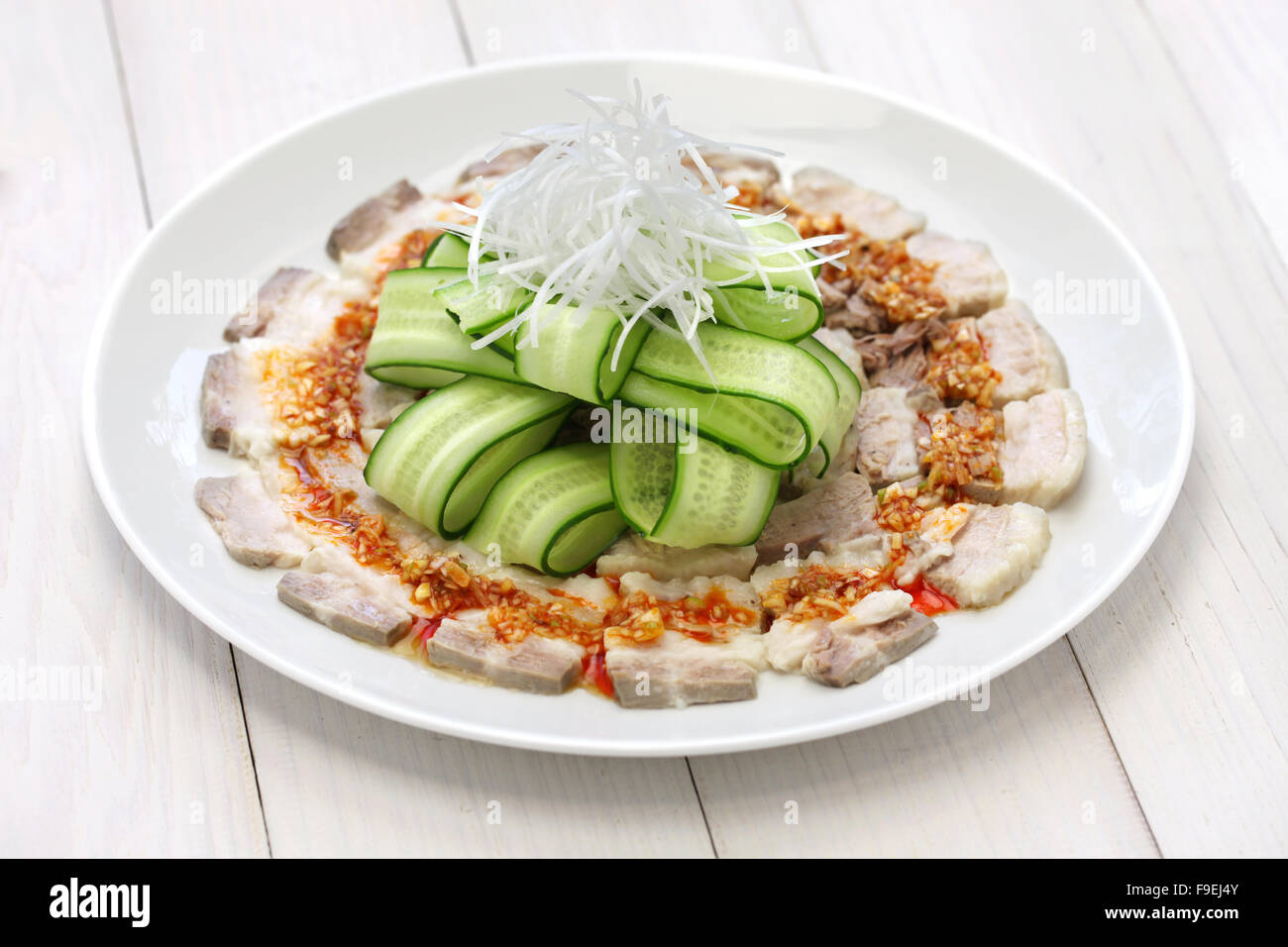 Schweinebauch-Scheiben mit würziger Knoblauchsauce, chinesische Sichuan-Küche Stockfoto