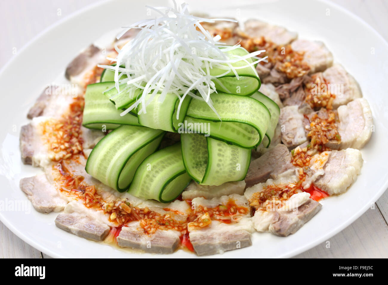 Schweinebauch-Scheiben mit würziger Knoblauchsauce, chinesische Sichuan-Küche Stockfoto