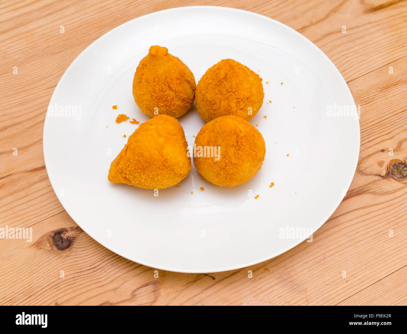 Vier Coxinhas brasilianische Snacks gemacht mit Hühnerfleisch, beschichtet mit Mehl und Semmelbrösel und tief gebraten Stockfoto