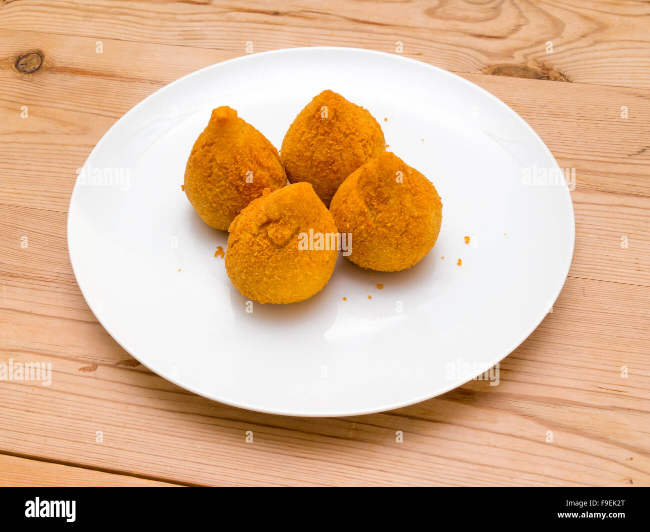 Vier Coxinhas brasilianische Snacks gemacht mit Hühnerfleisch, beschichtet mit Mehl und Semmelbrösel und tief gebraten Stockfoto