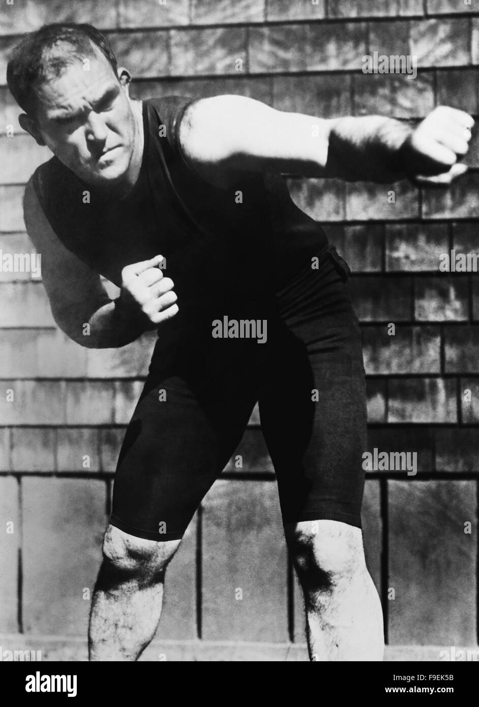 Vintage Foto von US-amerikanischer Boxer James J Jeffries - Weltmeister im Schwergewicht von 1899 bis 1905. Jeffries (1875-1953), den Spitznamen "The Boilermaker", gewann den WM-Titel durch Ausschlagen Titelverteidiger Bob Fitzsimmons am 9. Juni 1899 in Brooklyn, New York, und verteidigt die Krone mehrmals vor dem Schlafengehen ungeschlagen in 1905. Er machte ein Comeback in den sogenannten "Kampf des Jahrhunderts" gegen Jack Johnson, der erste schwarze Schwergewichts-Weltmeister, in Reno, Nevada, am 4. Juli 1910, aber wurde stichhaltig geschlagen und der Kampf wurde in der 15. Runde gestoppt. Stockfoto