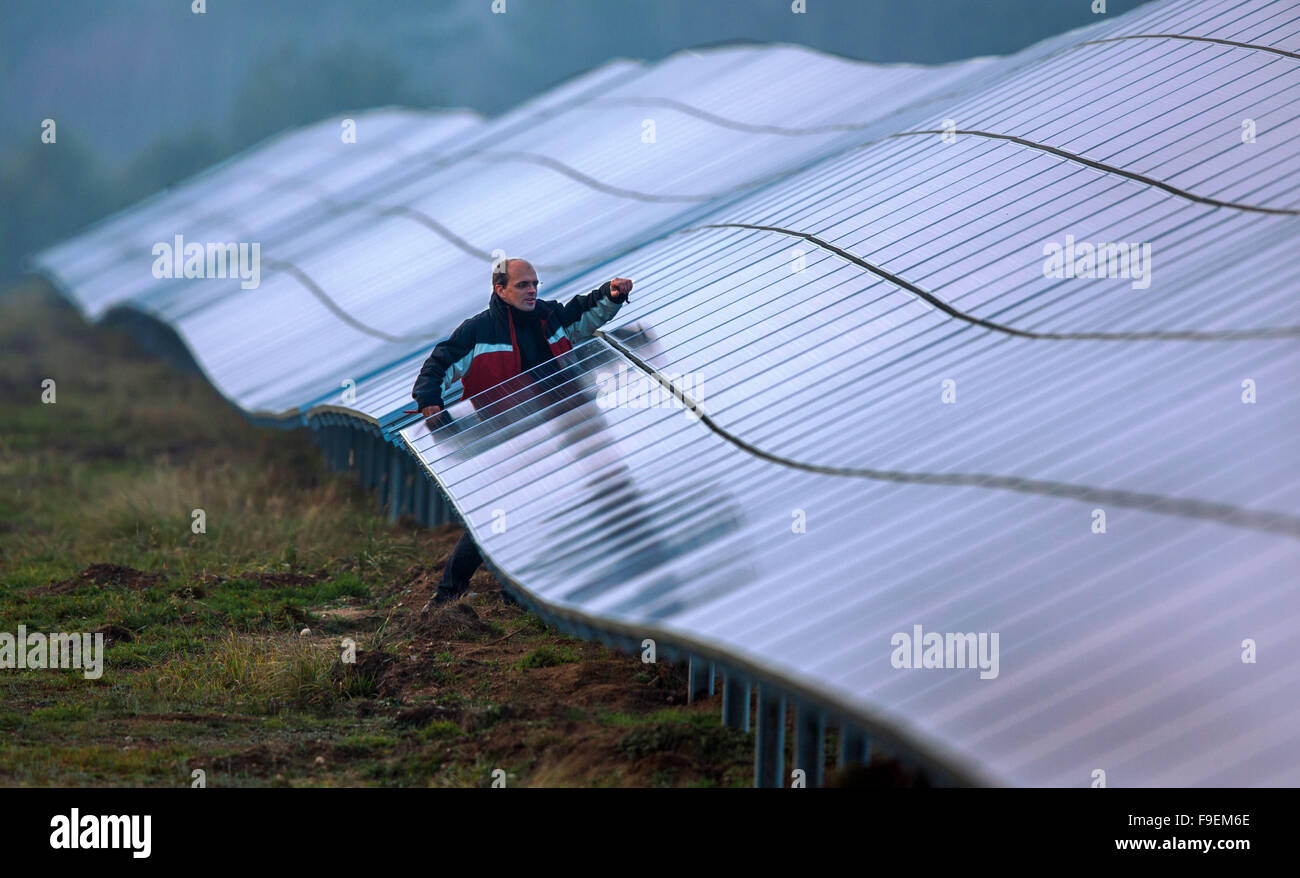 Projektleiter Klaus Schrot prüft die letzten Solarmodule vor der Eröffnung des neuen Solarpark auf einem ehemaligen Schießplatz in Stern Buchholz in Schwerin, Deutschland, 16 Decemeber 2015. Die Firma PVStrom hat fast 40.000 Solarmodule Onb im Garten des Instituts für Federal Real Estate (Bundesanstalt Für Immobilienaufgaben) installiert. Die Installation wird somit mehr als 10.000 Megawattstunden Solarstrom pro Jahr erzeugen. Rund 9 Millionen Euro wurden in den Park investiert. Foto: JENS Büttner/dpa Stockfoto