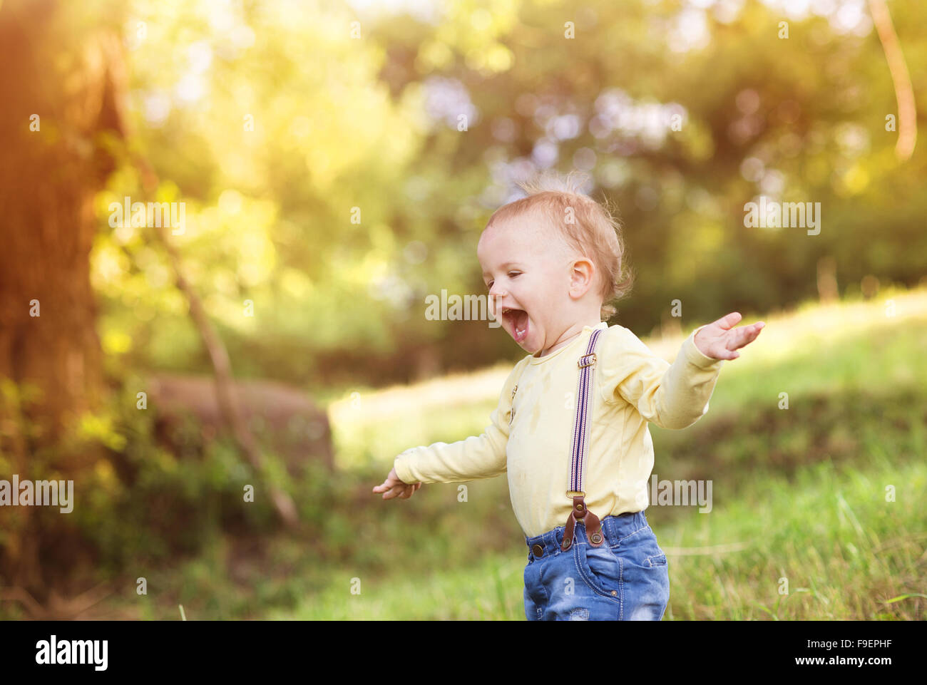 Kleiner Junge, Spiel und Spaß außerhalb in einem park Stockfoto