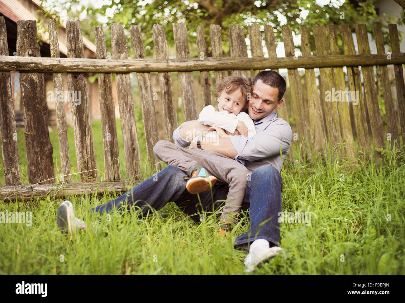 Kleiner Junge und sein Vater zusammen genießen ihre Zeit draußen in der Natur Stockfoto