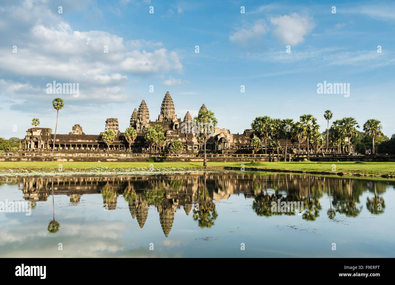 Angkor Wat Tempel spiegelt sich in einem Vordergrund Pool nach Monsunregen. Stockfoto