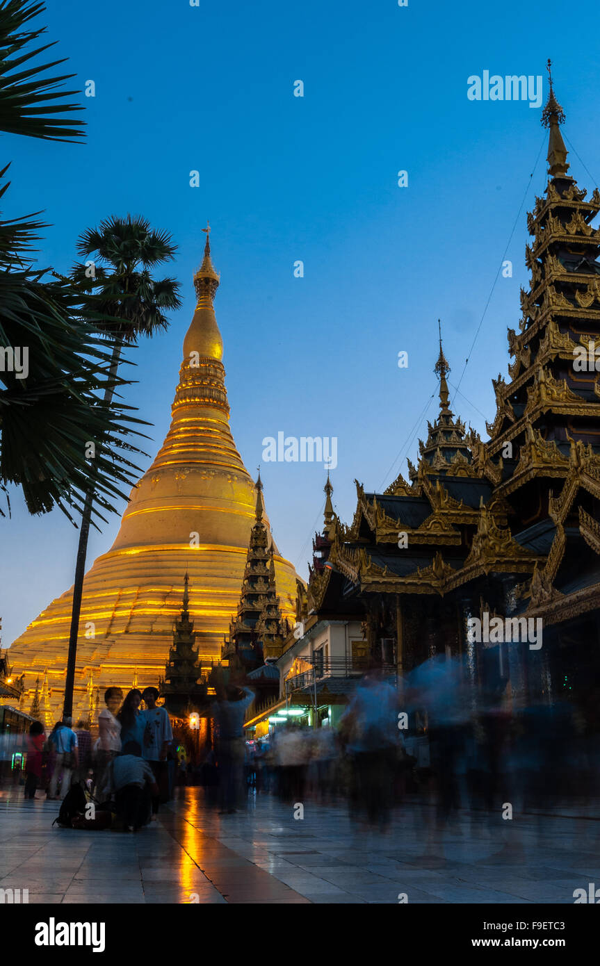Goldenen Shwedagon-Pagode in Yangon Myanmar bei Nacht Stockfoto