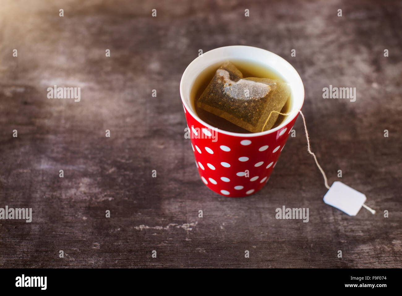 Tasse Tee auf einem Holztisch Hintergrund Stockfoto