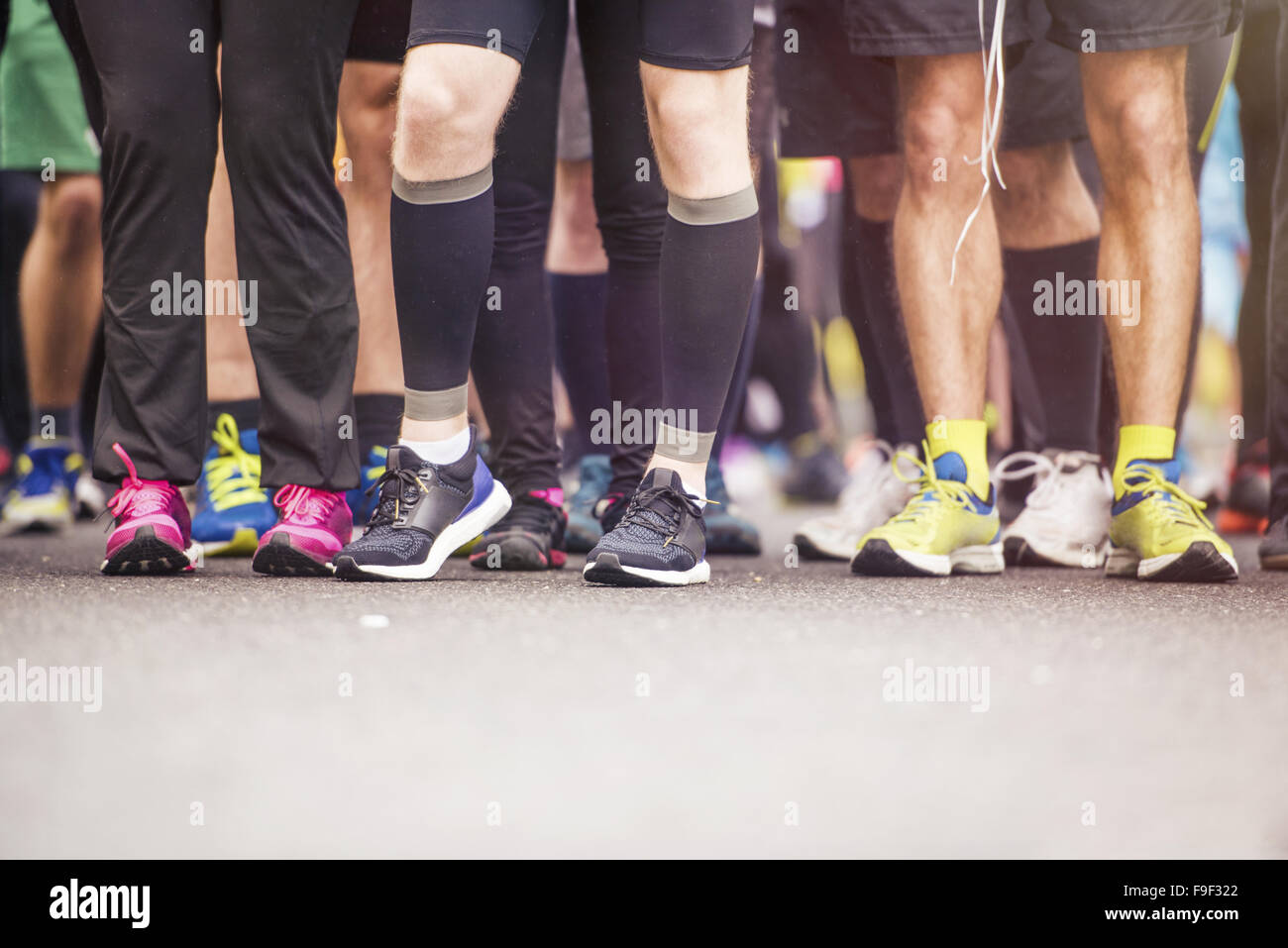 Detail der Beine der Läufer zu Jahresbeginn ein Marathonrennen Stockfoto