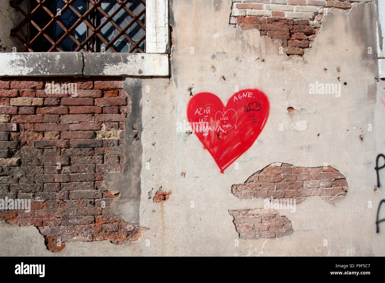 Herz Rot Graffiti Auf Eine Mauer Stockfotografie Alamy