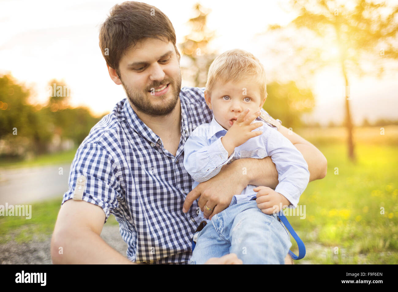 Niedliche kleine Junge anziehen von seinem Vater. Stockfoto