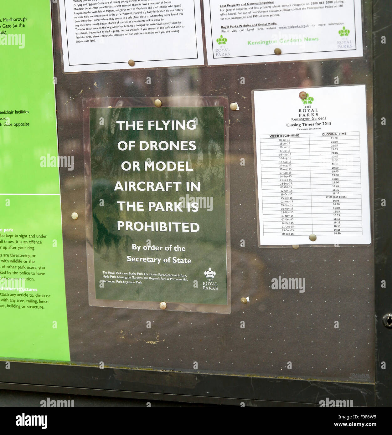 Eine Bekanntmachung im Kensington Palace Gärten sagen das Hissen der Drohnen oder Flugmodelle im Park ist verboten, London UK Stockfoto